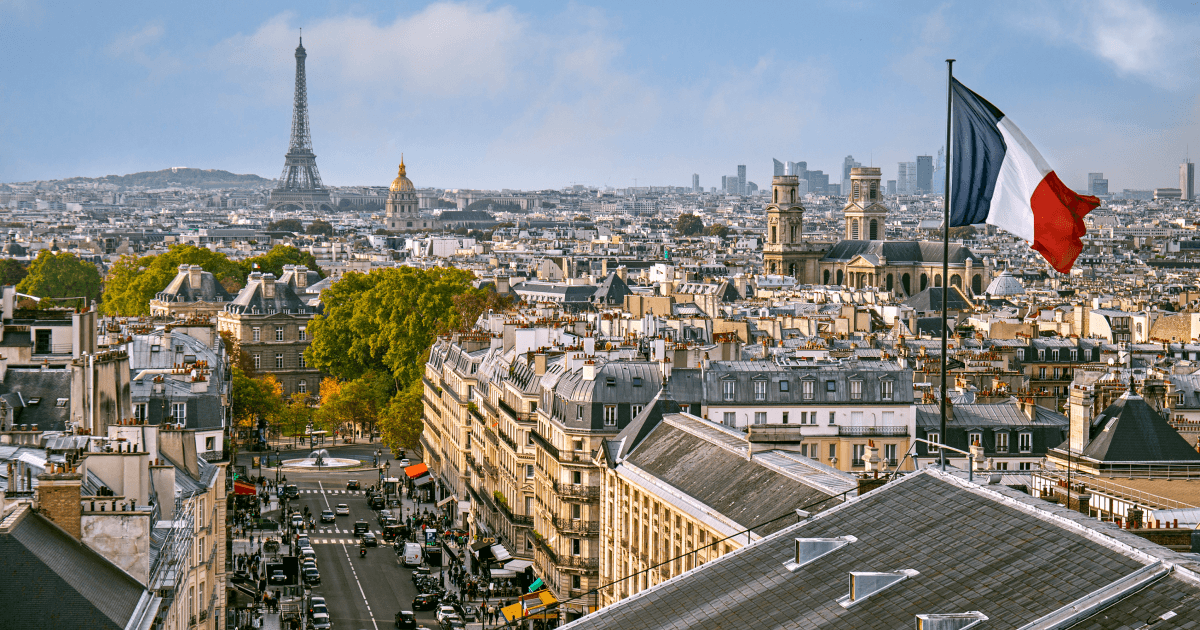 Vue de Paris avec drapeau français